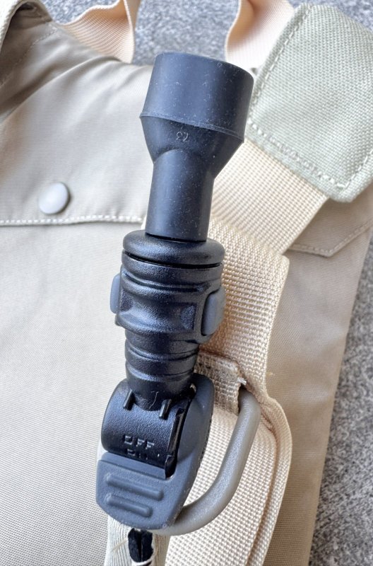 画像7: 米軍放出品 CAMELBAK   ハイドレーションバッグ 70 OZ(2リットル) (7)