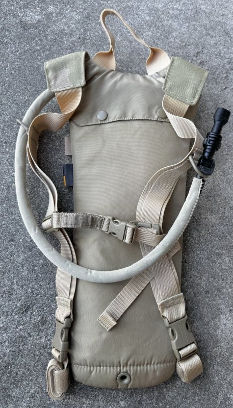 画像4: 米軍放出品 CAMELBAK   ハイドレーションバッグ 70 OZ(2リットル) (4)