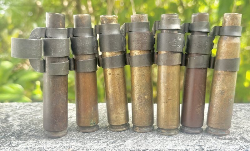 画像1: 米軍実物 12.7mm弾 空薬莢 ベルトリンク セット 7発 使用済み 安全品 (1)