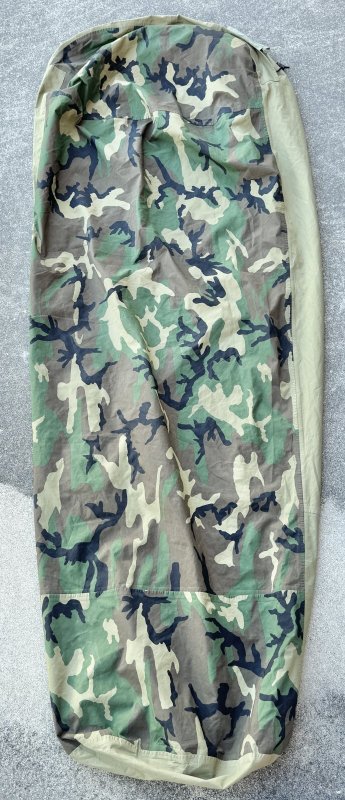 画像1: 米軍実物 スリーピングバッグ ゴアテックスカバー (1)