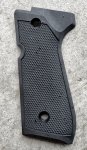 画像1: 米軍実物 Beretta ベレッタ　M9 /92FS Beretta 左側 グリップパネル（樹脂製） (1)