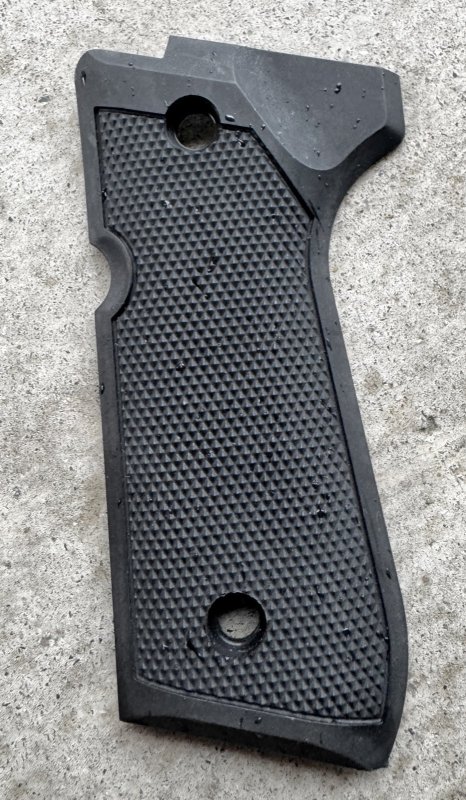 画像1: 米軍実物 Beretta ベレッタ　M9 /92FS Beretta 左側 グリップパネル（樹脂製） (1)
