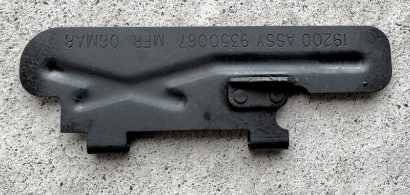 画像2: 米軍実物 M249 軽機関銃（MINIMI）排莢口カバー（エジェクションポートカバー）  (2)