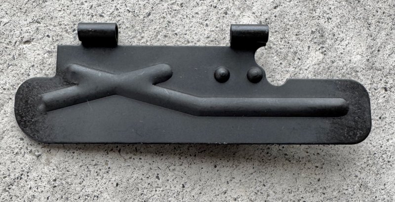 画像1: 米軍実物 M249 軽機関銃（MINIMI）排莢口カバー（エジェクションポートカバー）  (1)