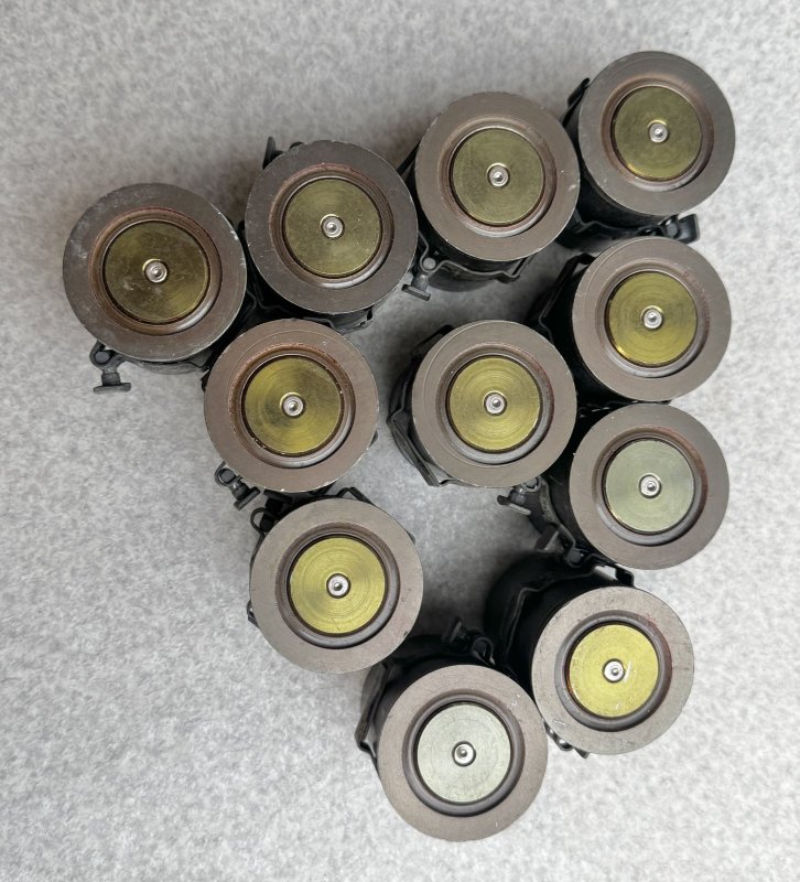 画像1: 米軍実物 40mm グレネード弾 11発セット リンク付 使用済 安全品 (1)