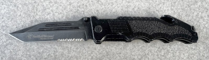 画像1: 米軍放出品 SMITH＆WESSON  Border Guard 2 アウトドア ナイフ (1)