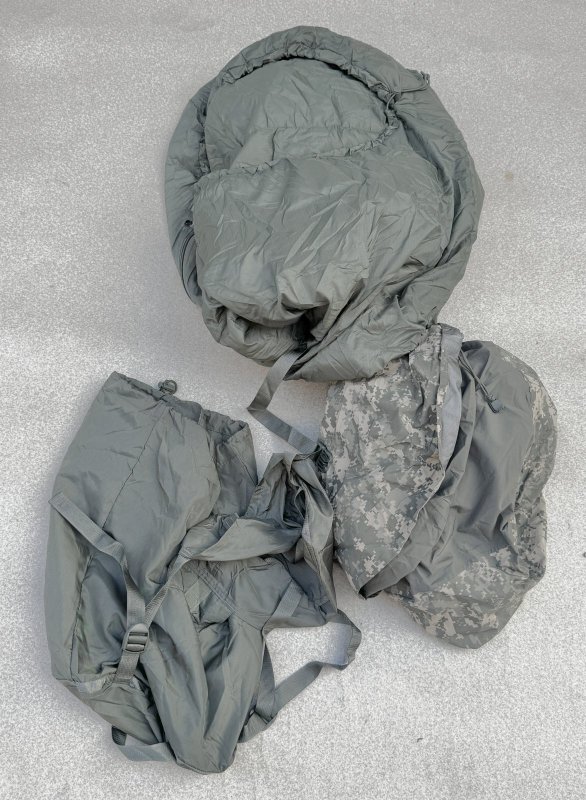 画像1: 米軍実物 モジュラースリーピングバッグ 　３点セット　ACU (1)