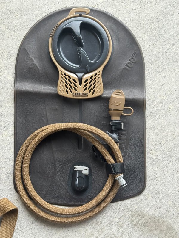 画像5: 米軍実物 CAMELBAK キャメルバック M.U.L.E. Mil-Spec Crux 100oz 3L　コヨーテ (5)