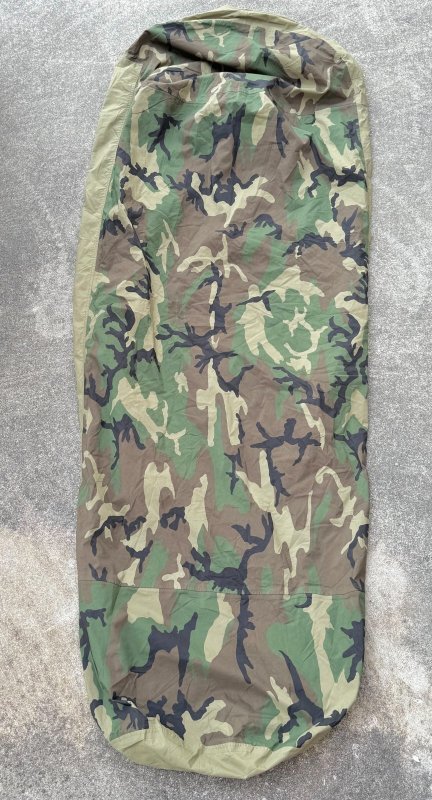 画像1: 米軍実物 スリーピングバッグ ゴアテックスカバー (1)