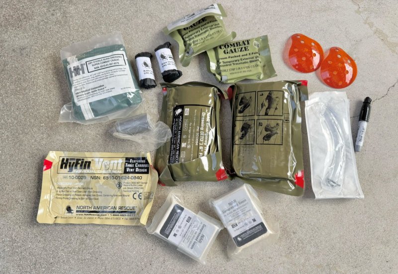 画像1: 米軍実物  トラウマキット セット (1)
