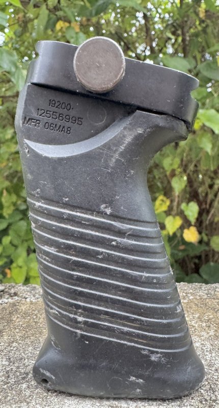 画像1: 米軍実物 M249 SAW フォアグリップ　 (1)