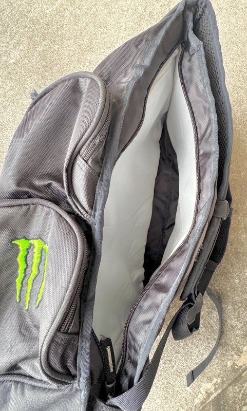 画像8: 米軍放出品 OGIO モンスターエナジーコラボ バックパック (8)