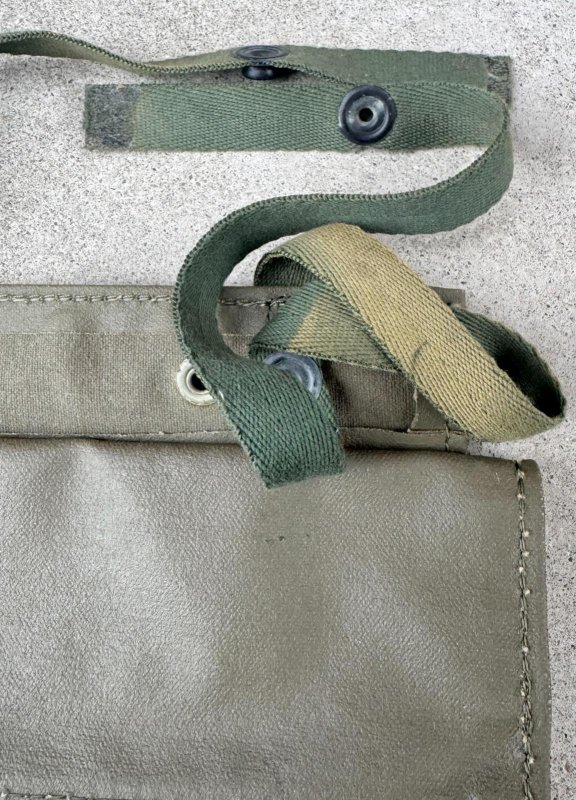 画像6: 米軍実物 U.S. Vietnam War Era Original Rubberized Vehicle Documents Bag M38A1  (6)