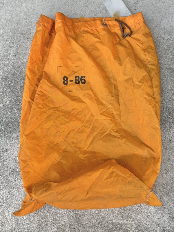 画像2: 米軍実物  1986年代 米軍 航空便 巾着布製大型 オレンジ 8-86 1986年8月 収納 ナイロン キャンバス ヴィンテージ 80年代 (2)
