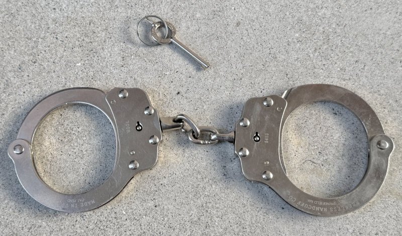 画像1: 米軍実物  Peerless Handcuff Company（ピアレス・ハンドカフ・カンパニー） ハンドカフ Model 700B (1)