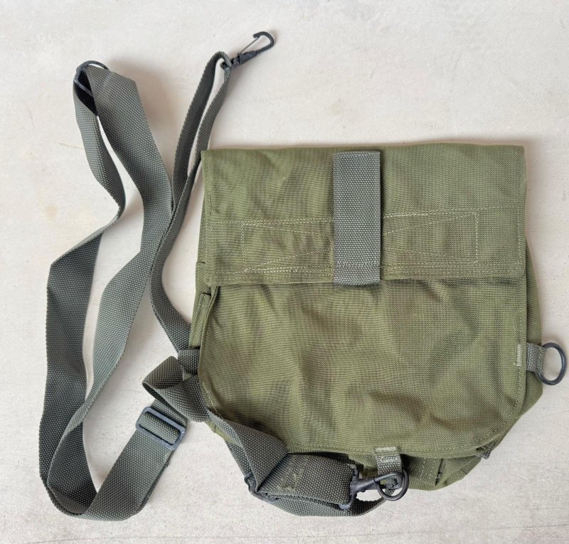 画像1: 米軍実物 M-40 ガスマスクバッグ (1)
