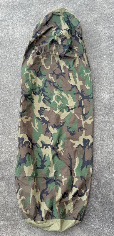 画像1: 米軍実物 スリーピングバッグ ゴアテックスカバー (1)