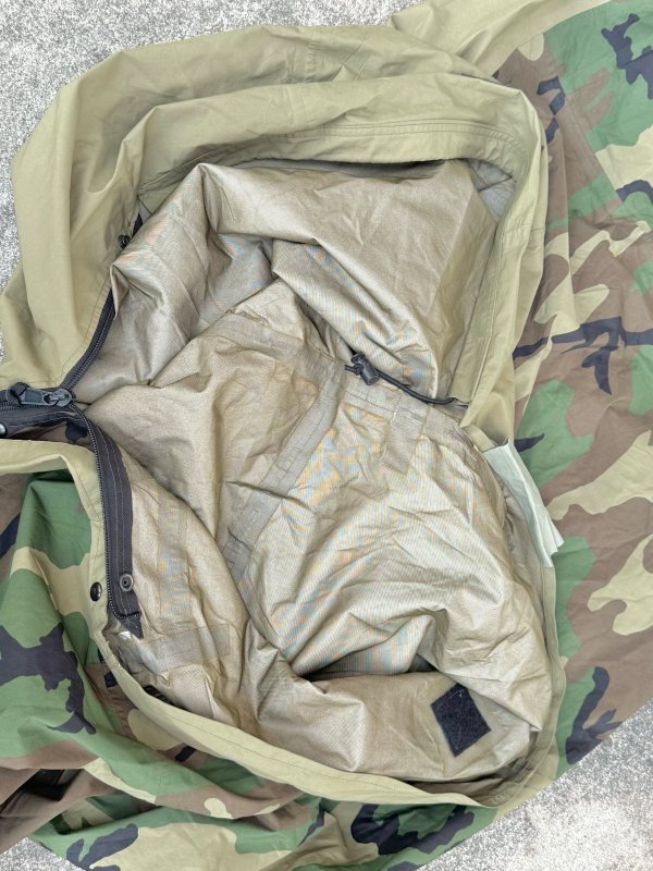 画像3: 米軍実物 スリーピングバッグ ゴアテックスカバー (3)