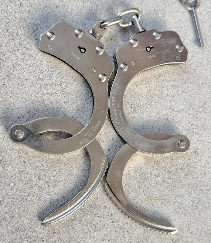 画像8: 米軍実物  Peerless Handcuff Company（ピアレス・ハンドカフ・カンパニー） ハンドカフ Model 700B (8)