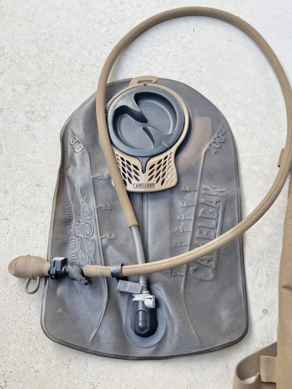 画像2: 米軍放出品 CAMELBAK キャメルバック   ハイドレーションバッグ AMBUSH（アンブッシュ）  (2)