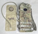 画像1: 米軍実物 ハイドレーションシ ステム  カラビナ付 マルチカム (1)