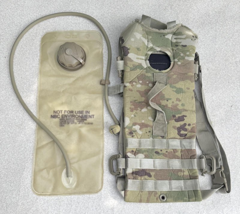 画像1: 米軍実物 ハイドレーションシ ステム  カラビナ付 マルチカム (1)