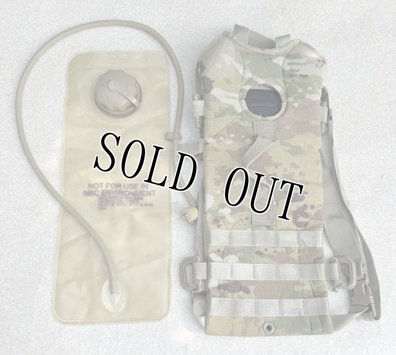 画像1: 米軍実物 ハイドレーションシ ステム  カラビナ付 マルチカム (1)