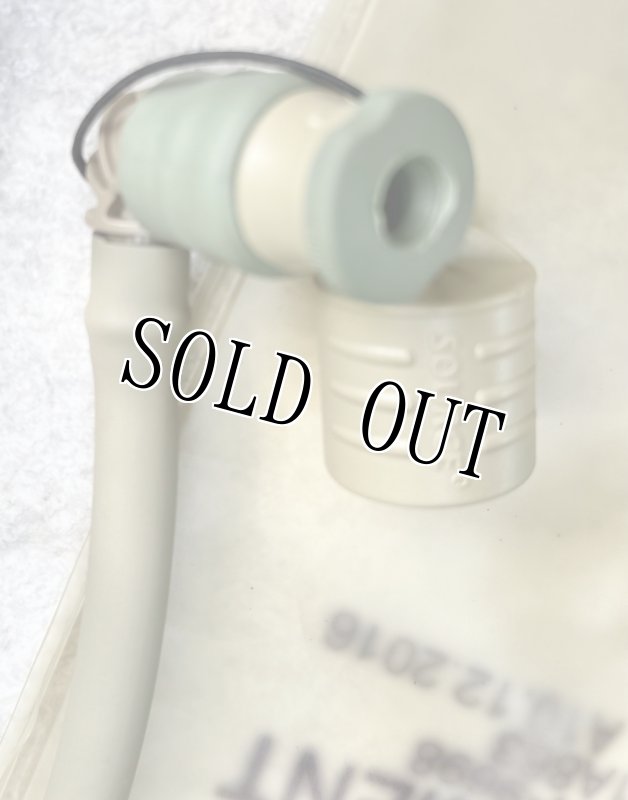 画像8: 米軍実物 ハイドレーションシ ステム  カラビナ付 マルチカム (8)