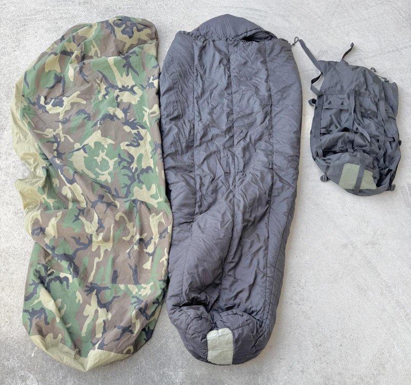 画像1: 米軍実物 モジュラースリーピングバッグ 3点セット (1)