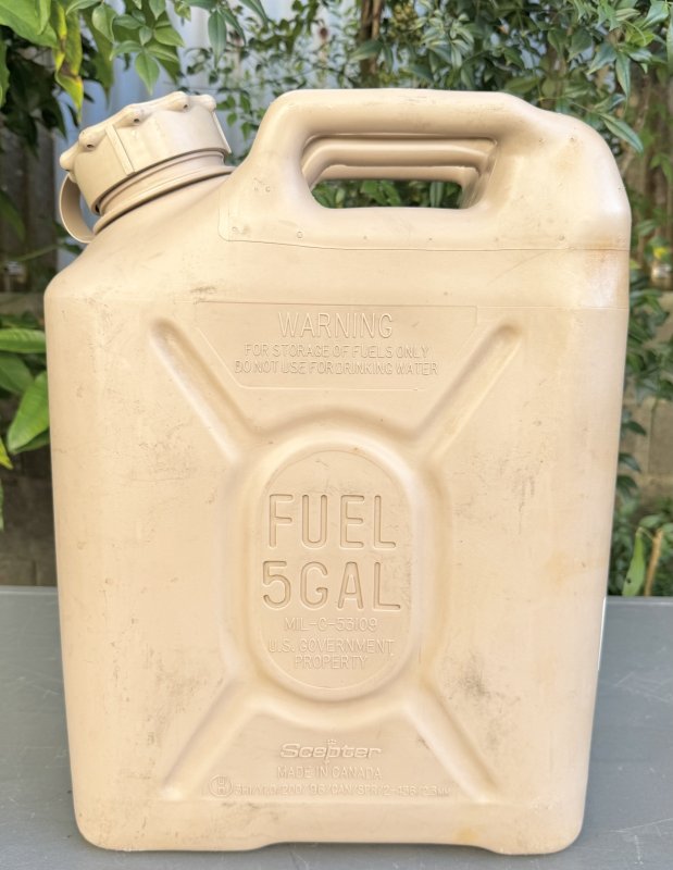 画像1: 米軍実物 SCEPTER CANADA US ジェリ缶　(プラスチック) (1)