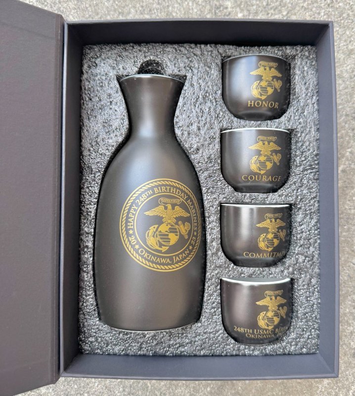 画像1: 米軍実物 U.S.M.C 酒器セット モニュメント 記念品　2023　BIRTHDAY (1)