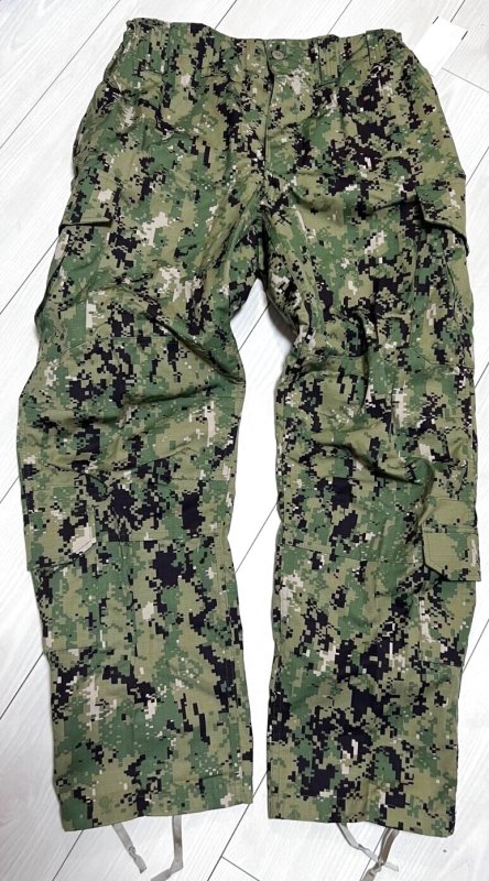 画像1: 米軍実物　US NAVY,　AOR2　NUW　迷彩パンツ　TYPEIII　LARGE-REGULA (1)
