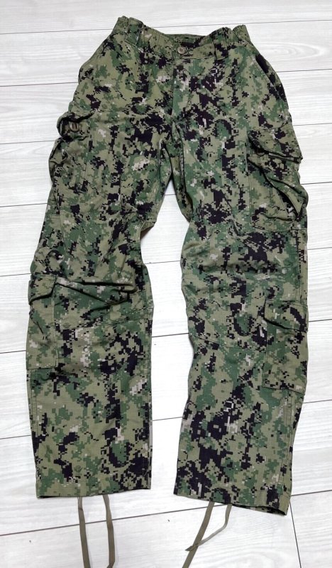画像1: 米軍実物,US NAVY,　AOR2　NUW　迷彩パンツ　TYPEIII　29-SHORT (1)