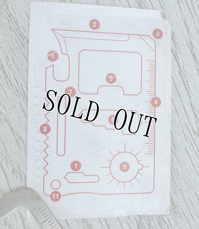 画像4: 米軍放出品  アウトドア緊急時 11機能つきカード マルチツール カード型 サバイバルツール  (4)