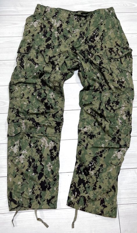 画像1: 米軍実物,US NAVY,　AOR2　NUW　迷彩パンツ　TYPEIII　LARGE-LONG (1)
