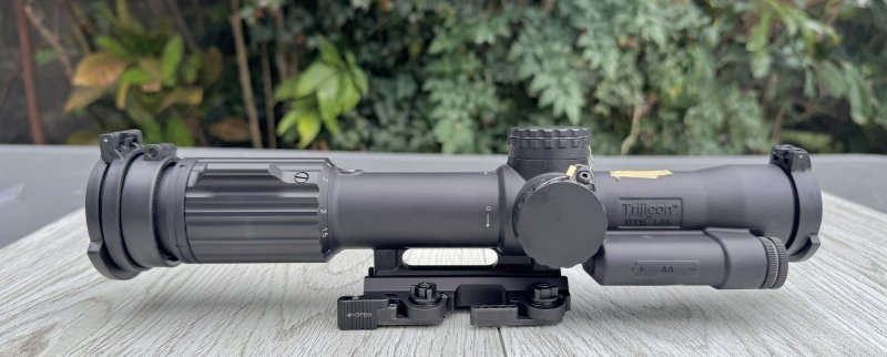 画像3: 米軍実物 Trijicon USMC SCO VCOG 1-8x28mm Red MRAD Tree Reticle Riflescope w/LaRue LT799 Mount, Tenebraex Flip Caps & Soft Case VC18-C-2400012 (3)
