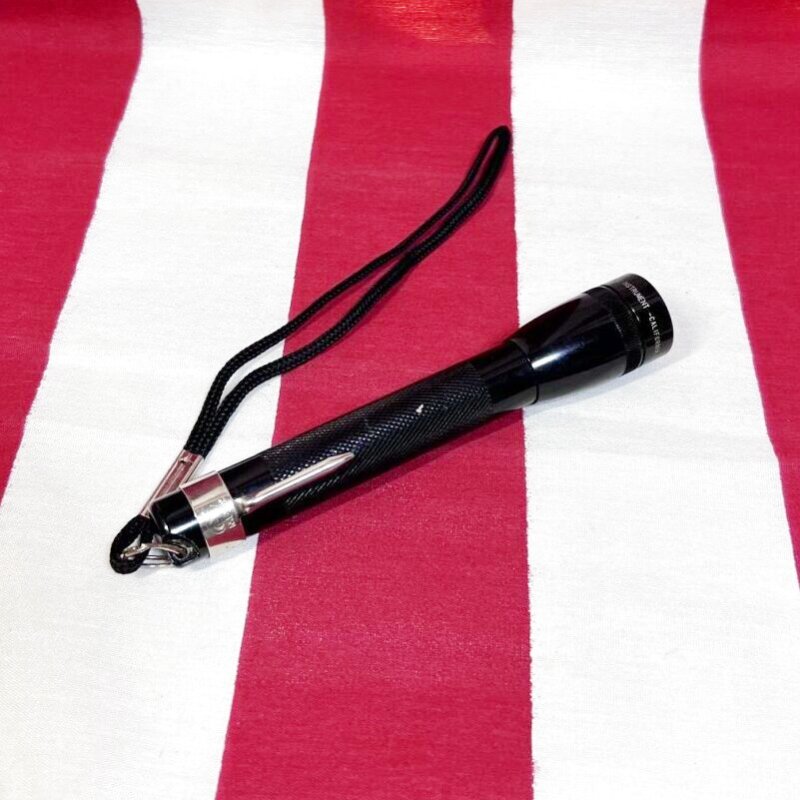 画像1: 米軍放出品 MAG-LITE(マグライト) MINI 懐中電灯   (1)