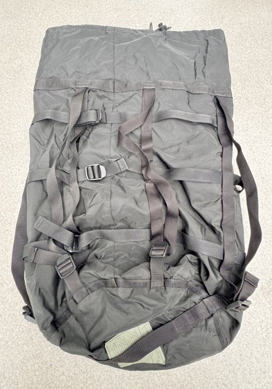 画像2: 米軍実物 スリーピングバッグ 圧縮サック (2)