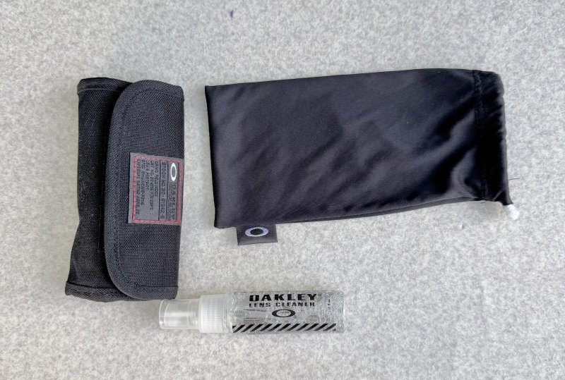 画像1: 米軍放出品 OAKLEY レンズクリーナー レンズ収納ケース (1)