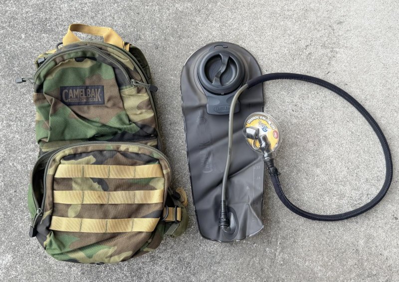 画像1: 米軍実物 CAMELBAK MAXIMUM GEAR MULE 100oz 3L ハイドレーションバックパック USMC (1)