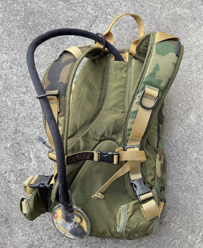 画像3: 米軍実物 CAMELBAK MAXIMUM GEAR MULE 100oz 3L ハイドレーションバックパック USMC (3)