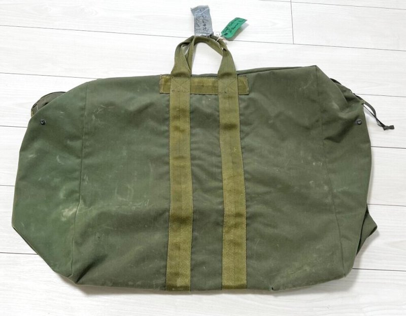 画像1: 米軍放出品 ナイロン　パラシュート キットバッグ  (1)