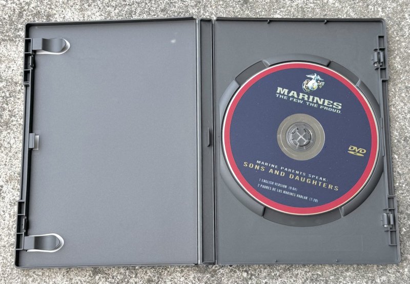 画像1: 米軍実物 SONS AND DAUGHTERS: MARINE PARENTS SPEAK" ドキュメンタリー (1)