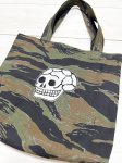 画像2: 米軍 タイガーストライプミニトートバッグ　OKINAWA 髑髏ワッペン (2)