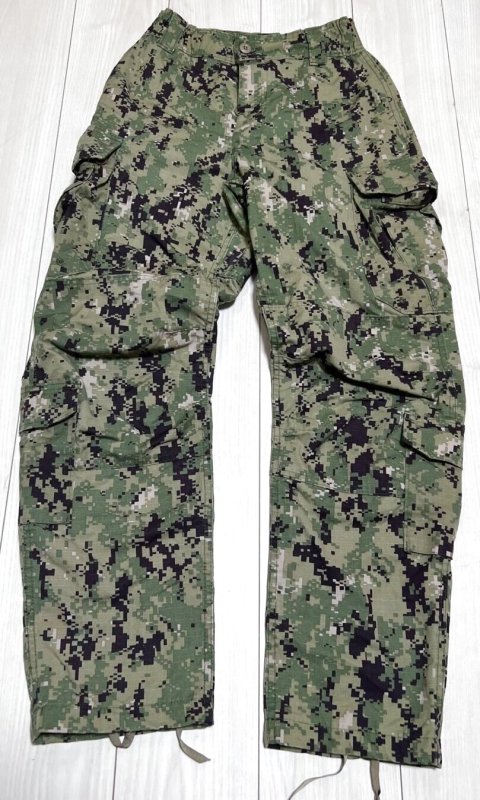 画像1: 米軍実物,US NAVY,　AOR2　NUW　迷彩パンツ　TYPEIII　29-SHORT (1)