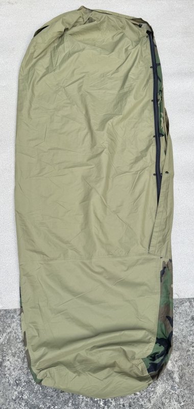 画像2: 米軍実物 スリーピングバッグ ゴアテックスカバー (2)