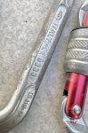 画像4: 米軍放出品 クライミングテクノロジー（CT） D型カラビナ ラージスチールSG 　2個 (4)